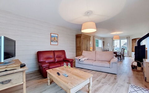 La Belle Vue: Møbel, Træ, Couch, Gulvbelægning, Bord, Indretning, Etage, Stue, Loft, Stol