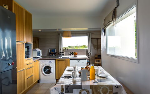 La Belle Vue: Ejendom, Cabinetry, Countertop, Køkken Apparat, Vindue, Husholdningsapparat, Komfur, Køkken, Bord, Indretning