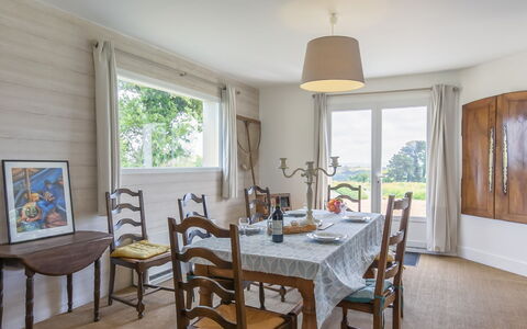 La Belle Vue: Bord, Ejendom, Møbel, Vindue, Stol, Azure, Træ, Indretning, Etage, Ejendom
