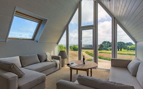 La Belle Vue: Couch, Møbel, Himmel, Ejendom, Bygning, Vindue, Plante, Komfort, Skygge, Indretning