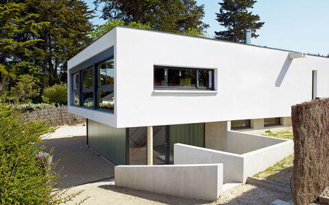 Villa de la Baie: Plante, Himmel, Plantesamfund, Træ, Vindue, Skygge, Land Lot, Bygning, Hældning, Hus