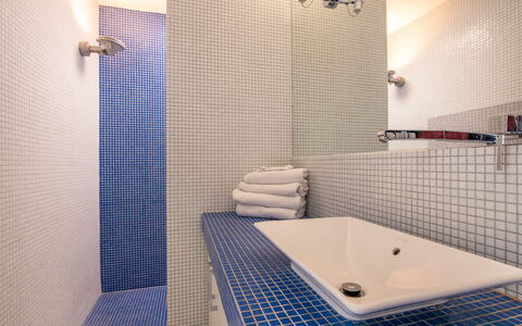Villa de la Baie: Badeværelse, Væg, Sanitærarmatur, Indretning, Gulvbelægning, Etage, Vvs, Badeværelsesvask, Flise, Tap