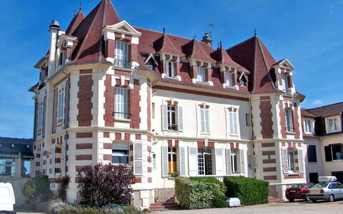 Cabourg 225: Himmel, Bygning, Plante, Vindue, Køretøj, Hus, Hjul, Urban Design, Boligområde, Dør