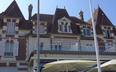 Cabourg 225: Himmel, Vindue, Ejendom, Bygning, Tag, Facade, City, Hus, Blandet Brug, Skygge