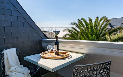 Le Triskell: Plante, Møbel, Bygning, Ejendom, Bord, Stol, Skygge, Vindue, Indretning, Belysning