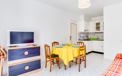 Cabourg 230: Møbel, Bord, Bygning, Cabinetry, Stol, Indretning, Skuffe, Gulvbelægning, Etage, Line