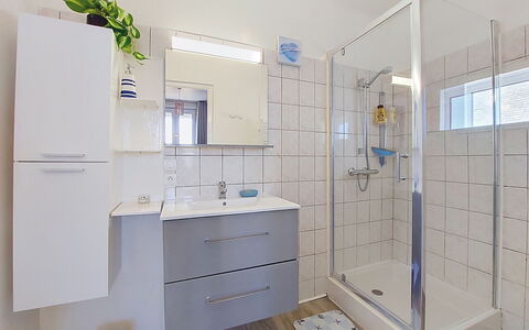 Ti an Aod: Badeværelse, Sanitærarmatur, Gulvbelægning, Indretning, Etage, Badeværelsesvask, Badeværelsesskab, Håndvask, Vvs, Tap