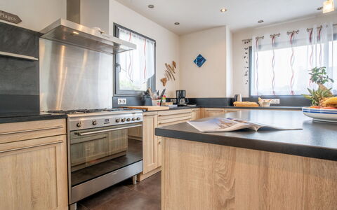Brignogan-Plage 613: Countertop, Cabinetry, Køkkenvask, Håndvask, Ejendom, Tap, Plante, Køkken, Træ, Vindue