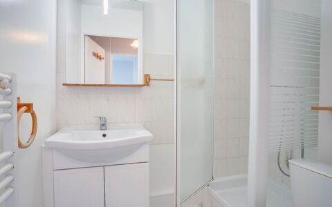 Cabourg 251: Spejl, Tap, Sanitærarmatur, Håndvask, Badeværelsesskab, Badeværelsesvask, Ejendom, Badeværelse, Indretning, Purple