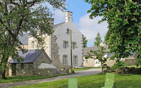 Le Manoir: Ejendom, Bygning, Hus, Træ, Estate, Arkitektur, Græs, Kirke, Hjem, Lawn