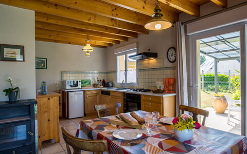 Rève de Plage: Bord, Møbel, Ejendom, Cabinetry, Stol, Vindue, Countertop, Træ, Plante, Indretning