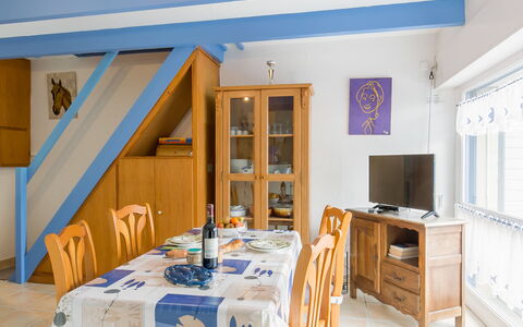 Ty Kerveal: Bord, Møbel, Ejendom, Cabinetry, Træ, Stol, Indretning, Orange, Bygning, Etage