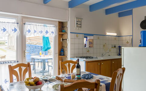 Ty Kerveal: Bord, Bordservice, Møbel, Blå, Stol, Belysning, Indretning, Bygning, Dekoration, Træ