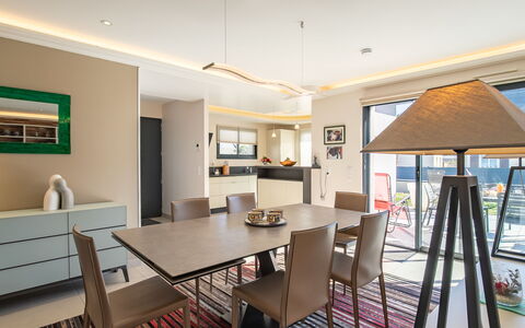 Ty Pleine: Møbel, Indretning, Stol, Gulvbelægning, Bord, Spisestue, Køkken & Spisebord, Etage, Træ, Loft