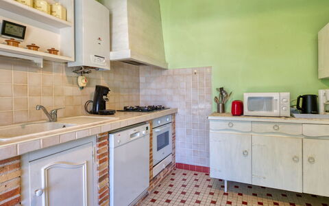 La Côte D'Argent: Cabinetry, Countertop, Møbel, Håndvask, Bygning, Køkkenvask, Skuffe, Træ, Indretning, Komfur