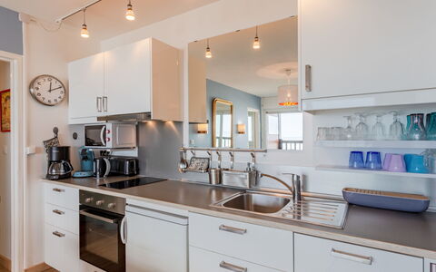 La Bizontine: Cabinetry, Countertop, Håndvask, Køkkenvask, Tap, Ejendom, Møbel, Skuffe, Køkken, Belysning