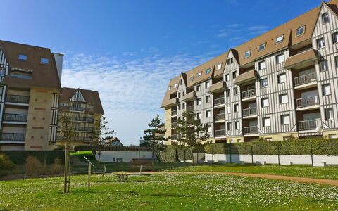 La Bizontine: Himmel, Bygning, Plante, Vindue, Daytime, Ejendom, Sky, Lys, Natur, Land Lot