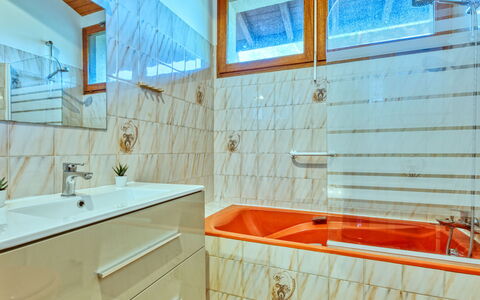 Le Hameau du Point du Jour: Sanitærarmatur, Gulvbelægning, Indretning, Badeværelse, Etage, Tap, Badekar, Vvs, Loft, Flise