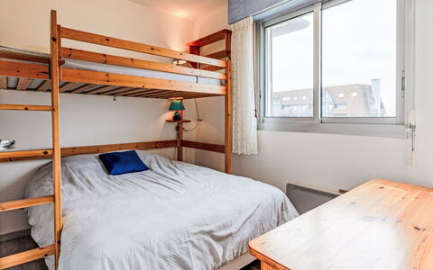 Cabourg 350: Væg, Træ, Lejlighed, Soveværelse, Seng, Møbel, Sovesal, Bejdse, Bed Frame, Hårdttræ