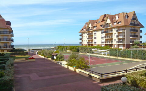Cabourg 350: Himmel, Plante, Sky, Bygning, Ejendom, Vindue, Urban Design, Hus, Ejerlejlighed, Vejbelægning