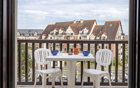 Cabourg 450: Vand, Himmel, Bygning, Plante, Sky, Ejendom, Azure, Svømmepøl, Træ, Arkitektur