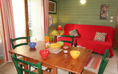 Le Chalet: Bord, Møbel, Ejendom, Stol, Couch, Træ, Gardin, Textile, Vindue, Orange