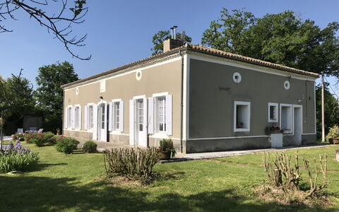 La Gaubide: Plante, Himmel, Ejendom, Vindue, Bygning, Træ, Land Lot, Hus, Dør, Græs