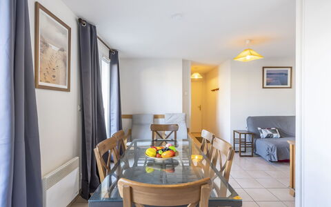 Cabourg 595: Bord, Ejendom, Møbel, Billedramme, Azure, Stol, Træ, Indretning, Etage, Gul