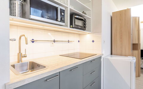 Cabourg 595: Køkkenvask, Cabinetry, Håndvask, Ejendom, Countertop, Tap, Køkken, Sanitærarmatur, Indretning, Træ