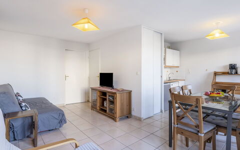 Cabourg 595: Møbel, Bord, Cabinetry, Træ, Bygning, Gulvbelægning, Indretning, Skuffe, Etage, Stue