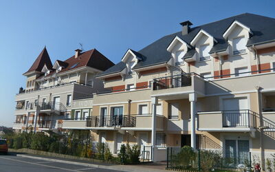 Cabourg 595: Himmel, Plante, Bygning, Vindue, Ejendom, Hus, Urban Design, Kvarter, Boligområde, Facade