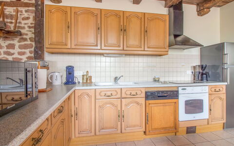 La Salesse: Brun, Cabinetry, Countertop, Ejendom, Bygning, Håndvask, Tap, Køkkenvask, Køkken, Træ