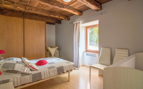 La Salesse: Møbel, Komfort, Bygning, Træ, Indretning, Etage, Gulvbelægning, Bed Frame, Skygge, Vindue