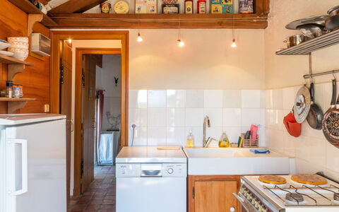 Marguerite: Cabinetry, Ejendom, Køkkenvask, Countertop, Håndvask, Køkken, Træ, Bygning, Indretning, Komfur