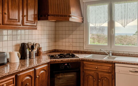 La Jolie Vague: Brun, Cabinetry, Countertop, Ejendom, Bygning, Vindue, Køkken, Træ, Komfur, Skuffe