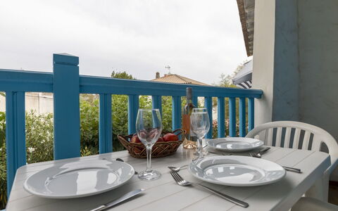 Soleil Camarguais: Bord, Bordservice, Møbel, Himmel, Ejendom, Tallerkner, Bygning, Stol, Træ, Dug