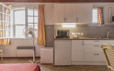 Le Soleil Camarguais 604.1: Cabinetry, Møbel, Ejendom, Countertop, Vindue, Bygning, Træ, Komfur, Køkken Apparat, Køkken