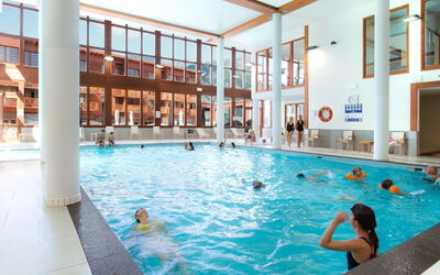 Les Arcs 608: Vand, Svømmepøl, Azure, Blå, Fritid, Bygning, Fritid, Sports, Sjovt
