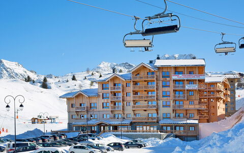 La Plagne 632: Himmel, Bygning, Daytime, Sne, Køretøj, Bjerg, Vindue, Hældning, Arkitektur, Hus