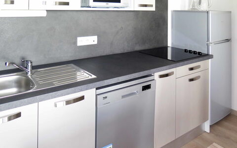 La Plagne 632: Countertop, Køkken, Cabinetry, Værelse, Ejendom, Møbel, Håndvask, Større Bandage, Husholdningsapparat, Skuffe