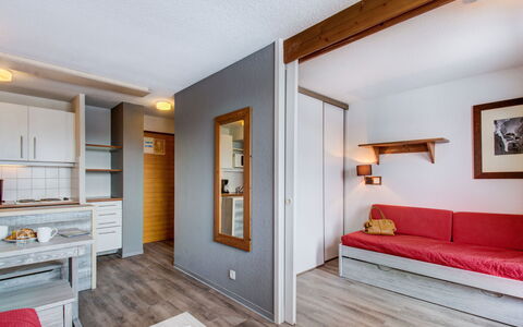 Tignes 655: Møbel, Bygning, Cabinetry, Billedramme, Træ, Komfort, Dør, Skuffe, Orange, Stue