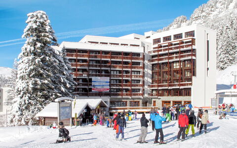 Flaine 631: Himmel, Sne, Bygning, Hældning, Træ, Fritid, Offentlige Rum, Urban Design, Bjergkæde