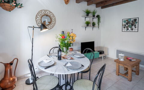 La Maisonnette: Bord, Plante, Møbel, Ejendom, Hvid, Grøn, Stol, Stueplante, Blomsterkrukke, Træ