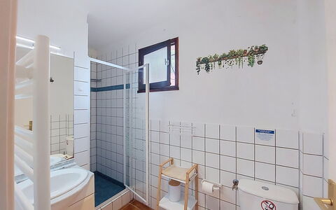 Six Fours 617: Gulvbelægning, Etage, Indretning, Sanitærarmatur, Loft, Værelse, Vvs, Toilet, Badeværelse, Flise