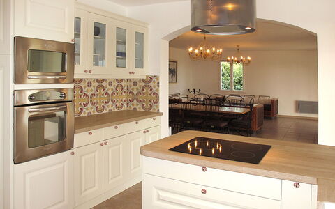 Jaune: Countertop, Værelse, Cabinetry, Møbel, Ejendom, Køkken, Indretning, Bygning, Hus, Etage