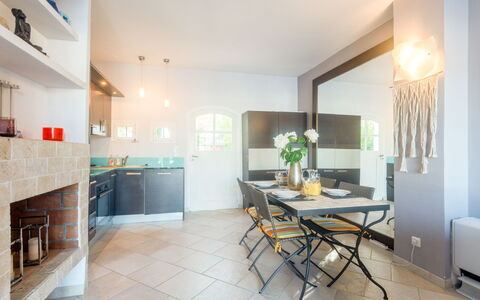 Maison Pêcheur: Møbel, Bord, Cabinetry, Countertop, Azure, Træ, Stueplante, Køkken, Bygning, Indretning