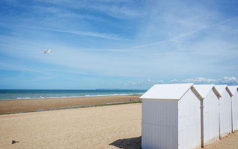 Villers sur Mer 40: Bord, Ejendom, Cabinetry, Bygning, Tallerkner, Træ, Countertop, Indretning, Bordservice, Køkken Apparat