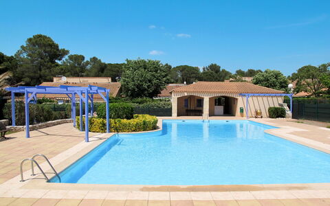 Le Clos D'Azur 1: Vand, Himmel, Plante, Svømmepøl, Azure, Træ, Skygge, Udendørs Møbler, Kompositmateriale, Fritid