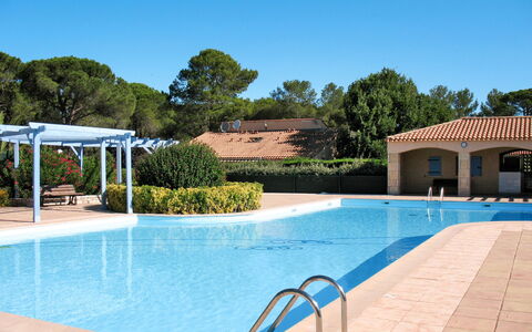 Le Clos D'Azur 1: Vand, Plante, Himmel, Svømmepøl, Træ, Azure, Skygge, Udendørs Møbler, Liggestol, Fritid
