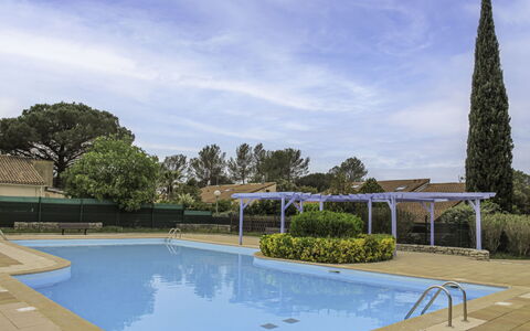 Le Clos D'Azur 1: Vand, Himmel, Sky, Plante, Daytime, Ejendom, Svømmepøl, Træ, Skygge, Krop Af Vand